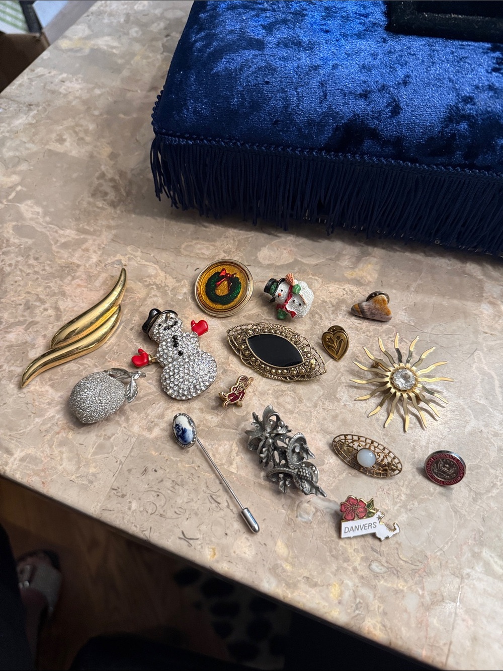 Vintage lot of 15 unique pins and brooches some marked from 1940s to 1990s